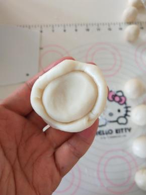 9、油皮包上油酥。