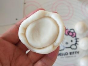 9、油皮包上油酥。