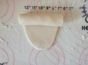 10、擀成牛舌状，从上往下卷起，再松弛20分钟。