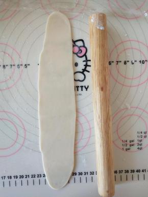 11、松弛好后再擀开，与擀面杖大概一个长度即可，不用太长。