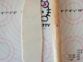 11、松弛好后再擀开，与擀面杖大概一个长度即可，不用太长。