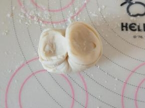 13、用大拇指和食指将面卷两端掐起来。