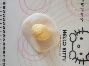 14、擀成圆形面片，不用太大。包上一个内陷。