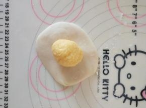 14、擀成圆形面片，不用太大。包上一个内陷。