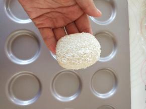 16、表面喷少需水，沾适量椰蓉。