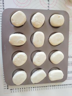 17、椰蓉面冲下放在学厨9405烤盘上。