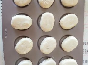 17、椰蓉面冲下放在学厨9405烤盘上。