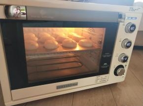 18、烤箱中层180度先烤10分钟，将面团翻面后再烤20分钟，