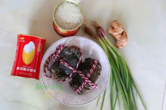金龙鱼小鲜米150克、大闸蟹2只、生姜、香葱、花生油、盐
