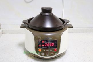 把洗净的米倒入砂锅，倒入适量的水，盒子盖子。通电之后按砂锅粥，默认时间是2:30。可以根据自己喜欢口感，调整时间和口感。