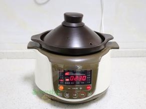 把洗净的米倒入砂锅，倒入适量的水，盒子盖子。通电之后按砂锅粥，默认时间是2:30。可以根据自己喜欢口感，调整时间和口感。