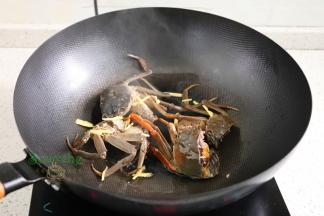热锅倒少许油，把洗净的大闸蟹倒入锅里煎熟，如何辨别是否煎熟了大闸蟹：煎熟的蟹壳会呈现淡黄色，没有熟的大闸蟹，蟹壳颜色不同。