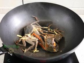 热锅倒少许油，把洗净的大闸蟹倒入锅里煎熟，如何辨别是否煎熟了大闸蟹：煎熟的蟹壳会呈现淡黄色，没有熟的大闸蟹，蟹壳颜色不同。