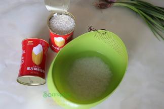 大米倒入淘米盆，清洗干净。大米要挑选自然色泽光亮的米，闻起来有自然的米香。