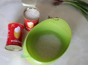 大米倒入淘米盆，清洗干净。大米要挑选自然色泽光亮的米，闻起来有自然的米香。