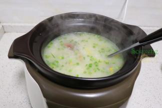 继续熬煮1个小时，粥煮好之后，焖5分钟，开盖，放盐、香葱搅拌均匀，