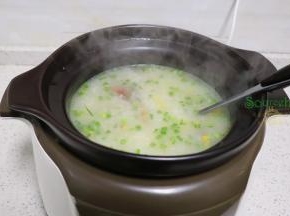继续熬煮1个小时，粥煮好之后，焖5分钟，开盖，放盐、香葱搅拌均匀，