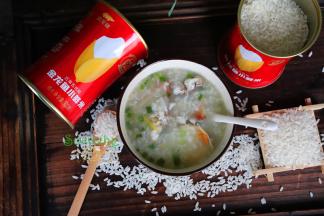 鲜美香滑蟹粥就熬煮好了，热乎乎的，非常美味。