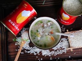 鲜美香滑蟹粥就熬煮好了，热乎乎的，非常美味。