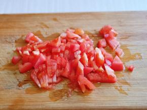 番茄洗干净，切丁。