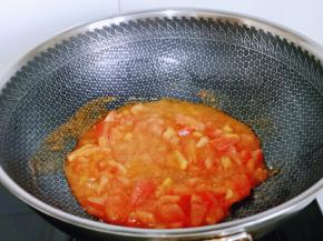 起油锅，加入番茄小火翻炒至变软有汤汁。