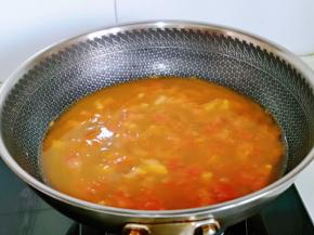 加入纯净水烧开，水量根据挂面的量来。