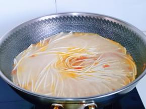 番茄汤烧开后，下挂面煮至8分熟。