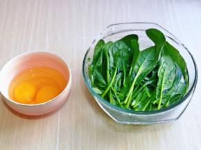 鸡蛋磕碗里，菠菜洗干净。