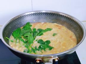 再加入洗好的菠菜，关火，借助余温将菠菜烫熟即可，再淋上几滴芝麻油。