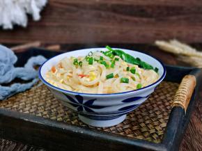 清晨一碗热气腾腾的汤面，无比温暖呀！