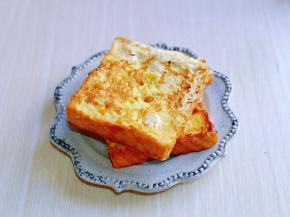 两片吐司煎好，放入盘中。