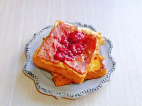 摆放上煎好的培根，盛一勺自制草莓酱。