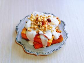 再淋上酸奶，撒上麦片及果仁就可以啦！