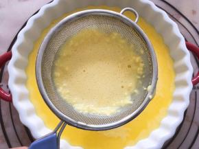 将之前做好的蛋糕糊过筛到黄油盘中