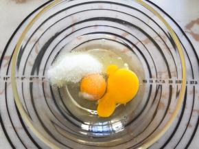 鸡蛋和糖混合搅拌均匀