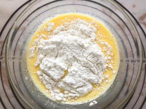 筛入低筋面粉搅拌均匀