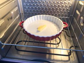 黄油放入烤盘中，放入烤箱烤5分钟至融化