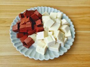 猪血与豆腐切小方块。