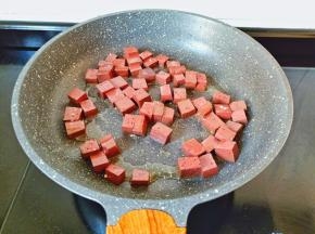 热锅凉油放猪血翻炒一下。