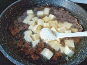 加入豆腐煮开加一点盐。