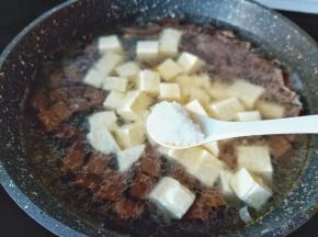 加入豆腐煮开加一点盐。