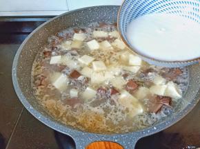 淋入番薯粉水，一边淋一边搅拌，粘稠度差不多就可以不用放【番薯粉加适量的清水化开】