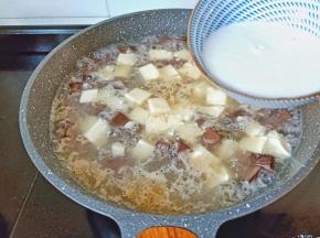 淋入番薯粉水，一边淋一边搅拌，粘稠度差不多就可以不用放【番薯粉加适量的清水化开】