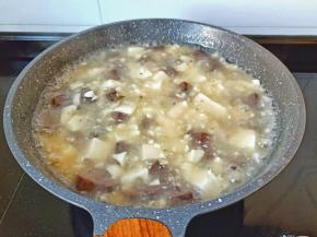 做好的羹加一点鸡精提鲜。