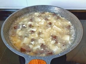 做好的羹加一点鸡精提鲜。