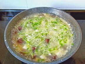 出锅前加入豆苗煮熟就可以盛盘。