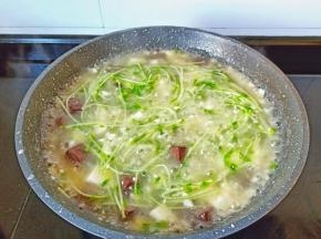 出锅前加入豆苗煮熟就可以盛盘。