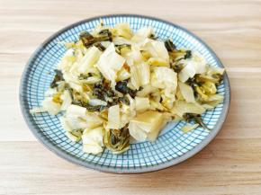 酸白菜清洗一下切段。