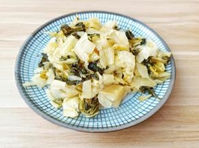 酸白菜清洗一下切段。