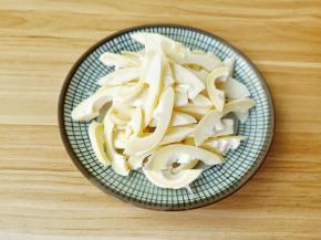 冬笋剥壳切薄片。